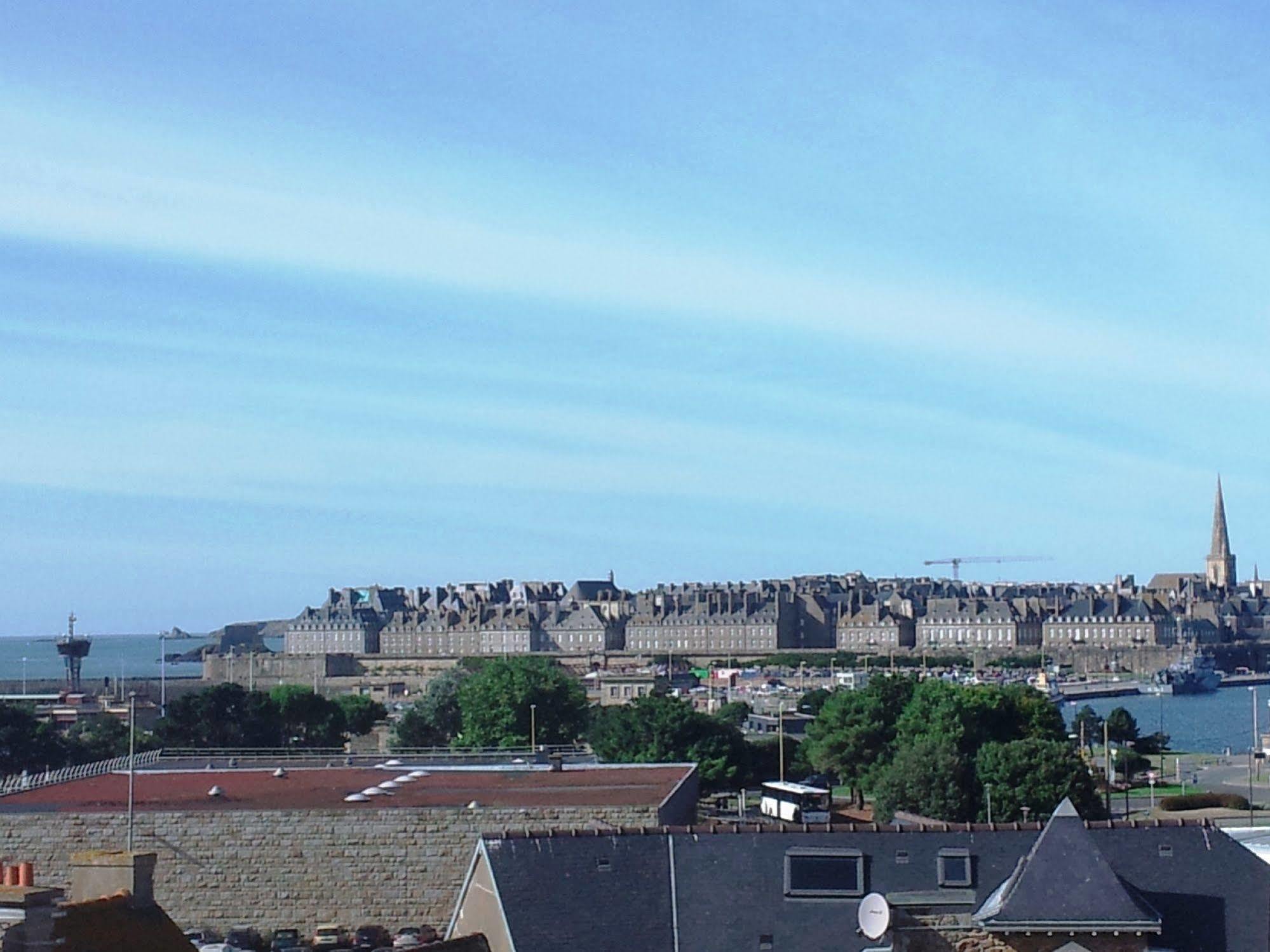 Appartement Saint Malo Vue Sur Mer Et Sur Intra Muros, Ferry, Plage Et Commerces A 50 M Exterior photo